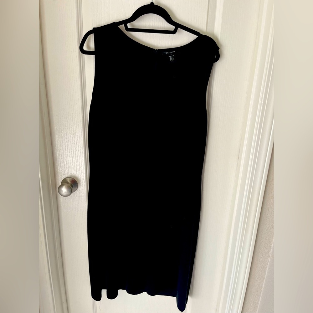 Beautiful lightweight St. John dress